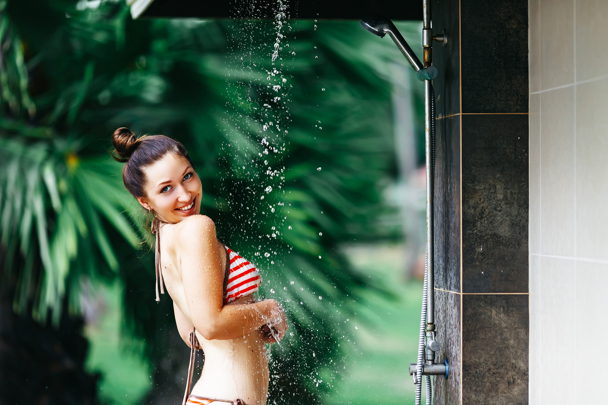 Une douche extérieure pour la piscine, pourquoi ?