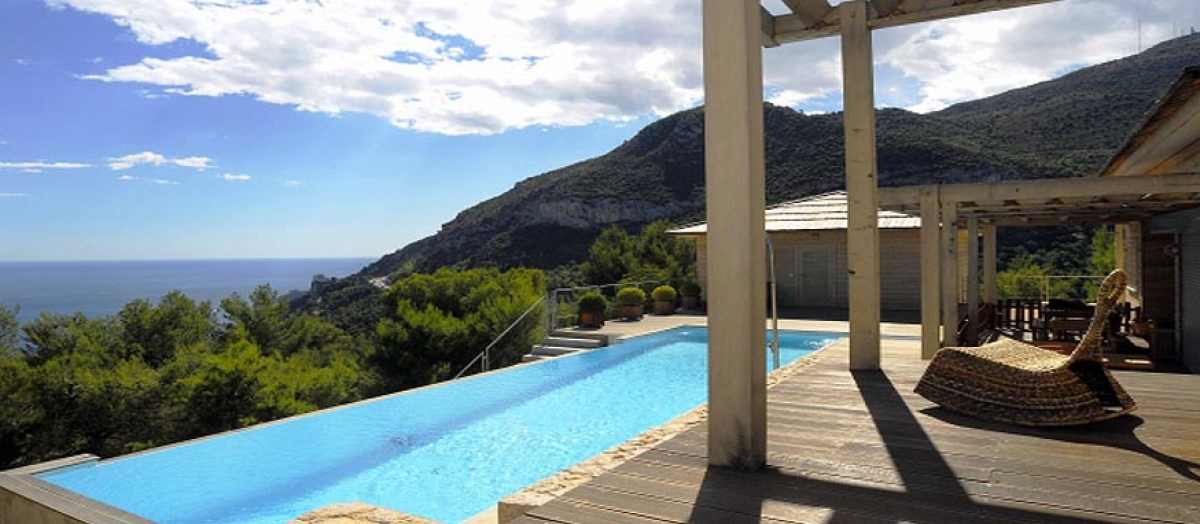 Aquapolyester oeuvre pour une piscine plus étanche